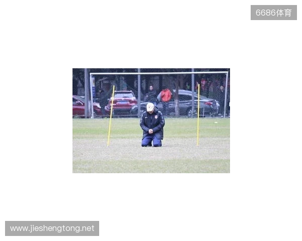 帽子上用中文写着努力、忍耐、牺牲，张外龙：是我作为教练的哲学